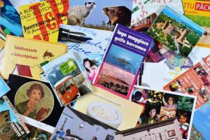 Kb. 200 db MODERN külföldi városképes lap és motívumlap dobozban; sok szovjet, csehszlovák, román; művész, folklór, vallás, reklám / Approx. 200 modern foreign town-view postcards and motive cards in a box; many Soviet, Czechoslovakian, Romanian; art, folklore, religion, advertisement