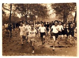 cca 1920-1930 Az FTC 10 kilométeres országúti futóversenye a Népligetben, hátoldalon feliratozva, 24x17 cm