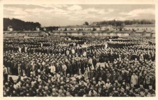 Buchenwald, Ehemaliges KZ, Häftlinge während des Appells / concentration camp, Prisoners during roll call (non PC) (EK)