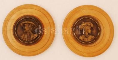 Férfi és női portré, 2 db falra akasztható réz plakett, fa alapzaton, d: 15 cm