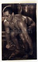 Tiszavölgyi József: Súlyemelő meztelen férfi, pecséttel jelzett fotó, 9x13 cm