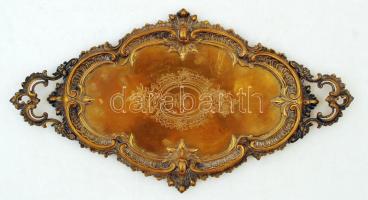 Gazdagon díszített dekoratív réz tálca, közepén monogrammal, 41,5×22,5 cm