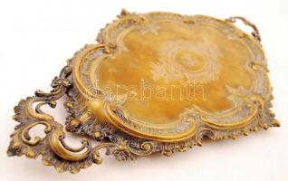 Gazdagon díszített dekoratív réz tálca, közepén monogrammal, 41,5×22,5 cm