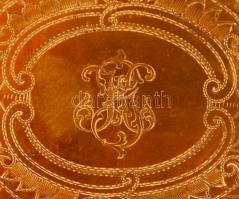 Gazdagon díszített dekoratív réz tálca, közepén monogrammal, 41,5×22,5 cm