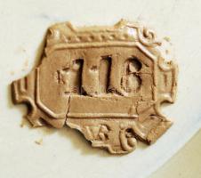 Gazdagon díszített asztali fajansz tartó, sorszámozott (116.), kis csorbákkal, d: 13 cm, m: 18,5 cm