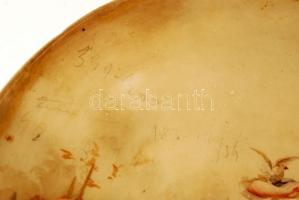 Festett tejüveg tányér, kicsit piszkos, egy helyütt ceruzás firkálással, d: 27,5 cm