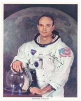 Collins, Michael (1930-) amerikai űrhajós. Kétszer járt a világűrben; először a Gemini 10 fedélzetén, majd az Apollo 11-en. Nem szállt le a Holdra, hanem az Apollo űrhajón maradt. Autopen aláírás az őt ábrázoló fényképen 25x20cm.