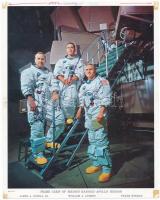 James A. Lovell,William A. Anders, Frank Borman amerikai űrhajósok, az Apollo 8 személyzete. Aláírásuk az őket ábrázoló fényképen.  