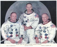 Neil A. Armstrong, Michael Collins, Edwin E. Aldrin amerikai űrhajósok, az Apollo 11 személyzete. Autopen aláírásuk az őket ábrázoló fényképen.