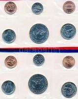 Amerikai Egyesült Államok 1993D 1c-1/2$ (6xklf) + 1993P 1c-1/2$ (6xklf) forgalmi sorok fóliatokban tanúsítvánnyal T:I USA 1993D 1 Cent - 1/2 Dollar (6xdiff) + 1993P 1 Cent - 1/2 Dollar (6xdiff) coin sets in foil packing with certificate C:UNC