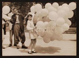 Katkó István: Léggömbárus, hátoldalon feliratozva, 18x13 cm