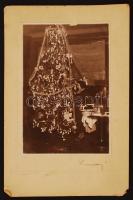 cca 1930-1940 Karácsony, Modern Foto Salon, pecséttel jelzett fotó, kartonra kasírozva, feliratozva, sérült, 12x17 cm
