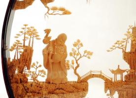 Kínai parafa faragás, ovális fa keretben, m: 46 cm /
Chinese cork carving in oval wooden frame