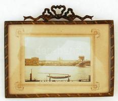 cca 1900 Pest a budai rakpartról nézve, díszes réz keretben, 8,5×5,5 cm