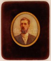 cca 1900 A Gutmann-család egyik tagjának arcképe, színezett fotó, bársonyborítású keretben, 12×10 cm