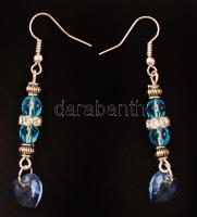 Kék gyöngyökkel díszített fülbevalópár szív alakú függővel