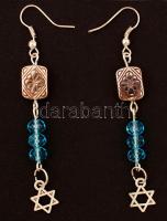 Kék gyöngyökkel díszített fülbevalópár