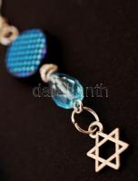 Kék gyöngyökkel díszített fülbevalópár