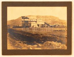 1913 A badacsonyi bazaltbánya r.t. nemestördemici zúzótelepe a vasút mentén, kartonra ragasztva, hátoldalon feliratozva, 11x8 cm