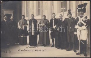 1928 Serédi Jusztinián (1927-1945) esztergomi érseket és vatikáni kísérete, fotólap, hátoldalon a korabeli vatikáni eseményről beszámoló üdvözlő sorokkal, feliratozva, 13x8 cm