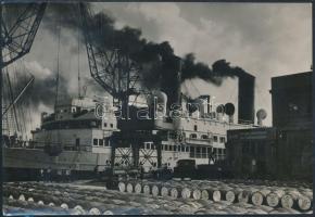 1933 A bordeauxi kikötőben százezer hordó bordeauxi bort raknak hajóra, hogy Amerikába szállítsák, F.Szanto sajtófotó, feliratozva, pecséttel jelzett, 16x11 cm