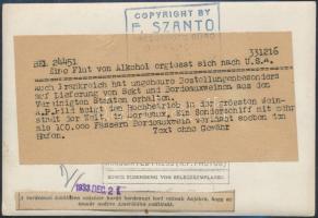 1933 A bordeauxi kikötőben százezer hordó bordeauxi bort raknak hajóra, hogy Amerikába szállítsák, F...