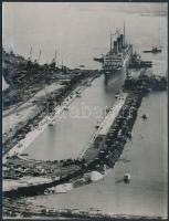 1934 Southampton, A világ legnagyobb, újonnan elkészült dokkjában kiköt az első óriáshajó, F.Szanto sajtófotó, hátoldalon feliratozva, pecséttel jelzett, 12x15 cm / 1934 Southampton, England, dock, photo with German description on the verso, 12x15 cm