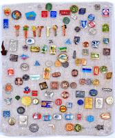 115db vegyes magyar és külföldi szocialista jelvény tablóra tűzve, közte  autós, márka jelvények T:vegyes
