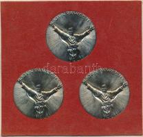 Lengyelország 1983. "II. János Pál pápa" 3xklf aranyozott fém emlékérem dísztokban (40mm) T:1,1- Poland 1983. "Pope John Paul II" 3xdiff gilt metal medallion in paper case (40mm) C:UNC,AU