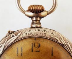 cca 1900-1930 Ezüst (Ag.) Speciosa olasz zsebóra, kissé kopott, gravírozott számlappal, körülötte ga...