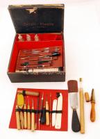 Metall Plastik komplett régi vésnök készlet, különféle szerszámokkal és kellékekkel (kb. 40 db), saját dobozában