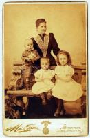 cca 1890 Anya gyermekeivel, keményhátú családi fotó, Mai és Társa, 10x16 cm