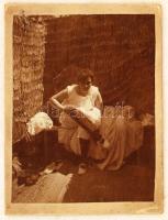 cca 1900 Öltözködés közben, kartonra kasírozott fotó, 8x10 cm