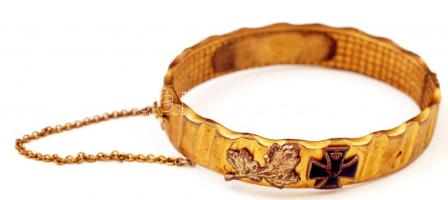 cca 1914 Srapnelből készült ovális karkötő, rajta tölgyfaággal és miniatűr vaskereszttel, 6,5×6 cm