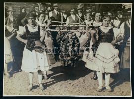 1930-1940 Szüret Magyarországon, Paul Bruder Presse-Bilder, hátoldalon feliratozva, pecséttel jelzett, 23x17 cm