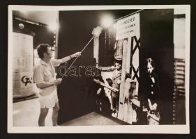 1994 Takarítás a múzeumban, Hajdu András fotó, pecséttel jelzett, 18x13 cm