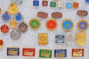 130db vegyes külföldi szocialista jelvény és kitűző tablóra tűzve, közte zománcozottak is T:vegyes
1...