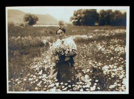 cca 1920 Virágok között, 7,5×5,5 cm