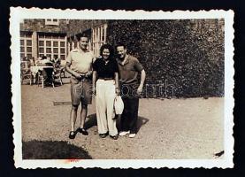 1940 Balatonföldvár, Hadik Mihály gróf (1907-1970), Elisabeth Hohenlohe és Bill Schott a Sellő szálló előtt, 8,5×6 cm