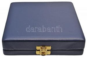 ~2005. Belügyminisztériumi megrendelésre készült, Sólyom László köztársasági elnök által adományozot...