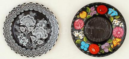 Vegyes kerámia-porcelán tétel: 1 db Hollóházi porcelán falióra, kézzel festett, jelzett, működik, d:...