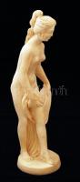 Női akt, műgyanta szobor, "P. A. T." és "L. T." jelzéssel, m: 28 cm
