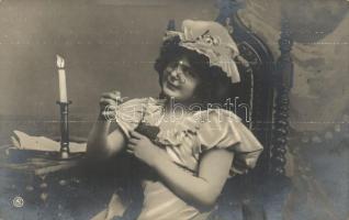 21 db régi motívum lap, benne hölgy, művészlapok, erotikus lap, fotó, egy lap 1899-ből, egy parafábó...