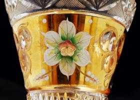 Díszes virágmintás csiszolt, aranyozott ólomkristály váza, matricás, jelzés nélkül, apró lepattanáso...