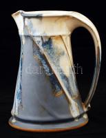 Nagyméretű kerámia vizeskancsó, kézzel festett, jelzett, d: 11-15 cm, m: 21,5 cm