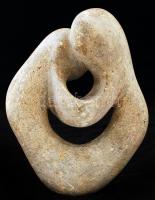 N. M. jelzéssel: Ölelkező pár, terméskő szobor, kis lepattanásokkal, m: 26 cm