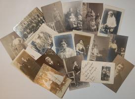 1915 18 db családi fotólap benne népviselet és katonai