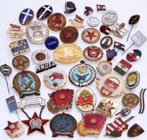53db vegyes régi és modern jelvény, főleg a szocialista időszakból, sok zománcozott, közte jobb darabokkal! T:vegyes