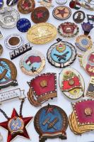 53db vegyes régi és modern jelvény, főleg a szocialista időszakból, sok zománcozott, közte jobb dara...