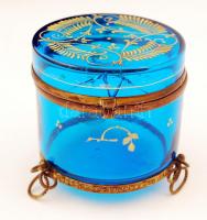 Szecessziós jellegű kézzel festett, színes üveg bonbonier, gazdagon díszített réz lábakkal, a fedelén egy helyütt repedéssel